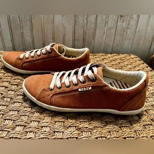 Taos Footwear Women's Rust Orange Canvas Lace-Up Sneakers